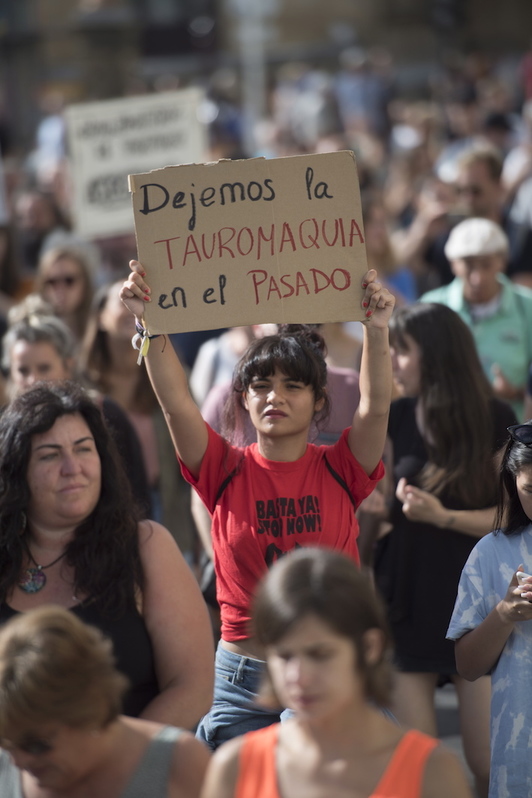 Manifestación antitaurina en Donostia. (Juan Carlos RUIZ/FOKU)