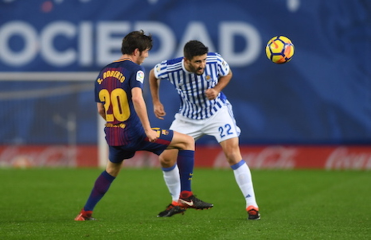 Raúl Navas despeja un balón ante la presencia de Sergi Roberto. (Jon URBE/FOKU)