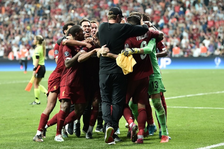 La piña del Liverpool celebra su agónico triunfo en los penaltis de la Supercopa (Ozan KOSE / AFP PHOTO)