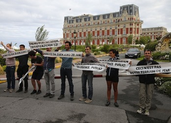 Doce ciudadanos vascos ante el hotel de cinco estrellas. (Bob EDME)