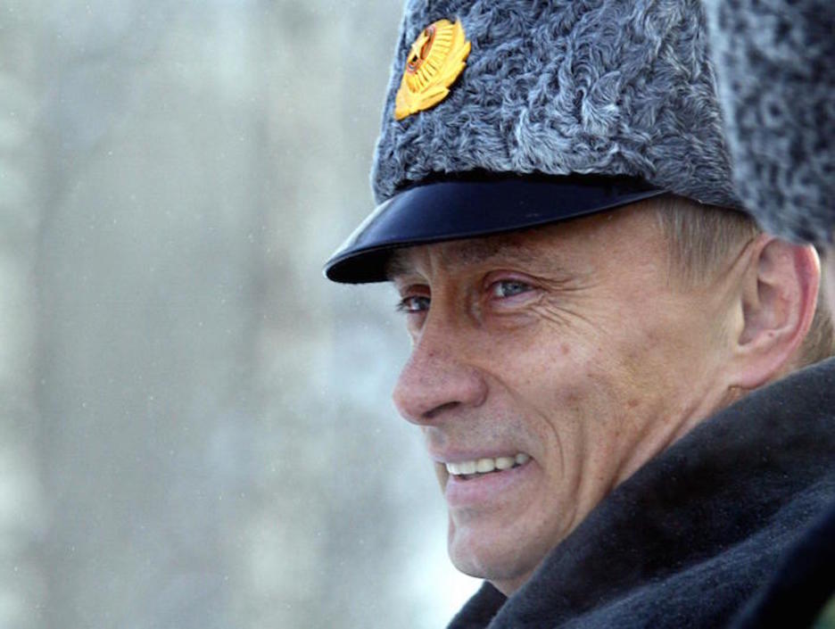 Putin sonríe mientras observa el lanzamiento de un satélite militar, en setiembre de 2004. (Maxim MARMUR/AFP)