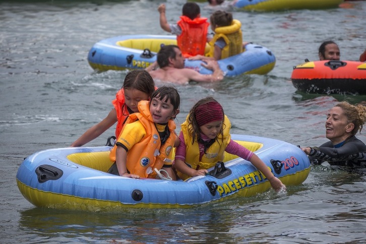 Pirata txikiak, gozatzen gaur eguerdian Donostiako kaian. (Andoni CANELLADA | FOKU)