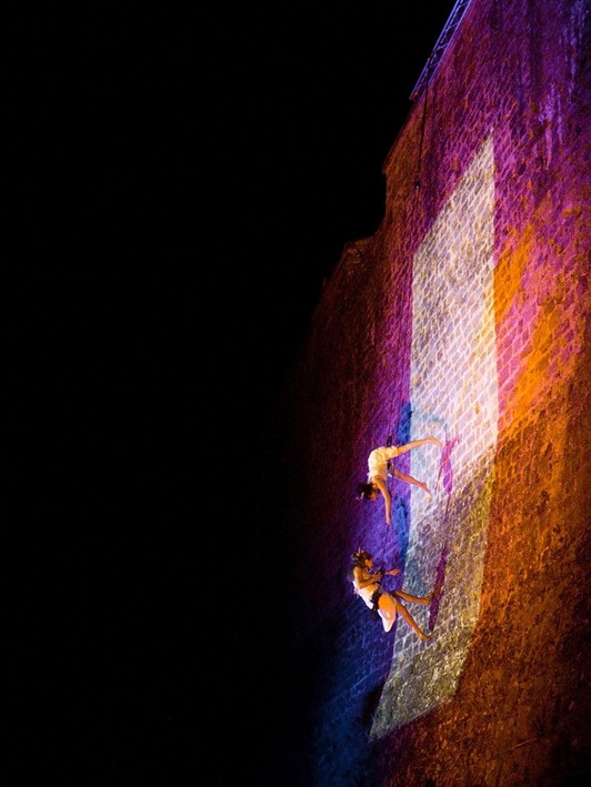 La muralla se convierte en escenario. (NAIZ)