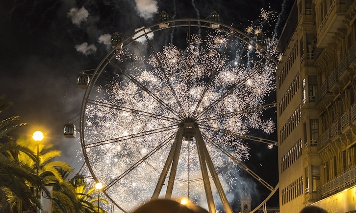 Los fuegos de Donostia, vistos a través de la noria de Alderdi Eder. (Andoni CANELLADA | FOKU)