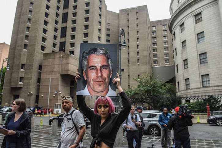 Acto de denuncia contra Jeffrey Epstein llevado a cabo el pasado julio en Nueva York. (STEPHANIE KEITH / AFP) 
