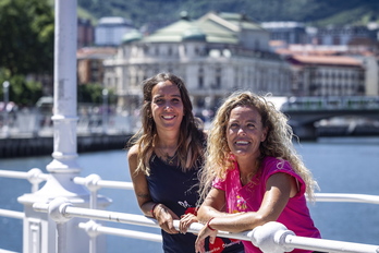 Itsasne Nuñez eta Beatriz Sever, txupinera eta pregoilaria. (Aritz LOIOLA / FOKU)