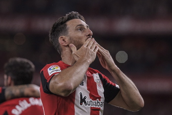 Aduriz festejando el golazo marcado ante el Barcelona. (Aritz LOIOLA /FOKU)