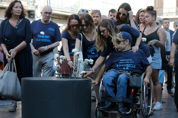 Víctimas con camisetas reclamando la verdad, en el acto de hoy en las Ramblas. (Pau BARRENA | AFP)