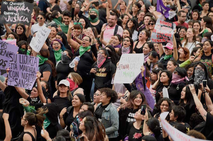 Miles de mujeres se volvieron a movilizar el viernes en Ciudad de México al grito de «No me cuidan, me violan». (Alfredo ESTRELLA/AFP)