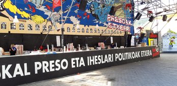 Las fotos, en Txomin Barrote esta tarde. (Agustin Goikoetxea Twitter)