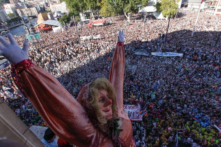 Marijaia, en el balcón ante una plaza entregada. (Aritz LOIOLA | FOKU)