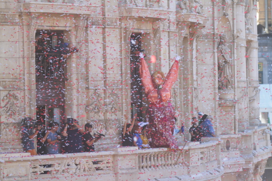 Marijaia abre la fiesta desde el balcón. (Endika PORTILLO/FOKU)) Marijaia abre la fiesta desde el balcón. (Endika PORTILLO/FOKU))