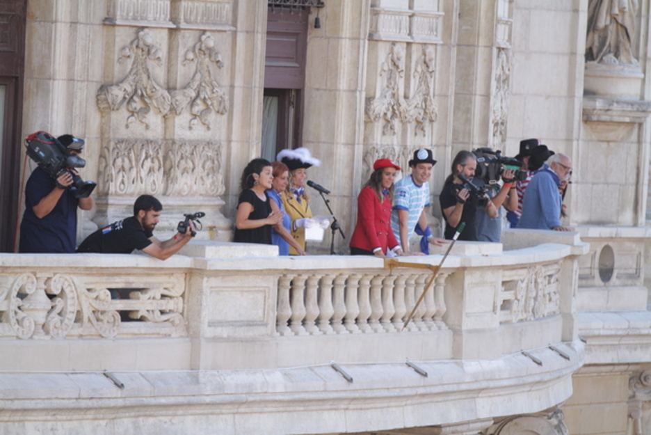 El mensaje desde el balcón aplaudió la valentía de los menores transexuales. (Endika PORTILLO/FOKU) El mensaje desde el balcón aplaudió la valentía de los menores transexuales. (Endika PORTILLO/FOKU)