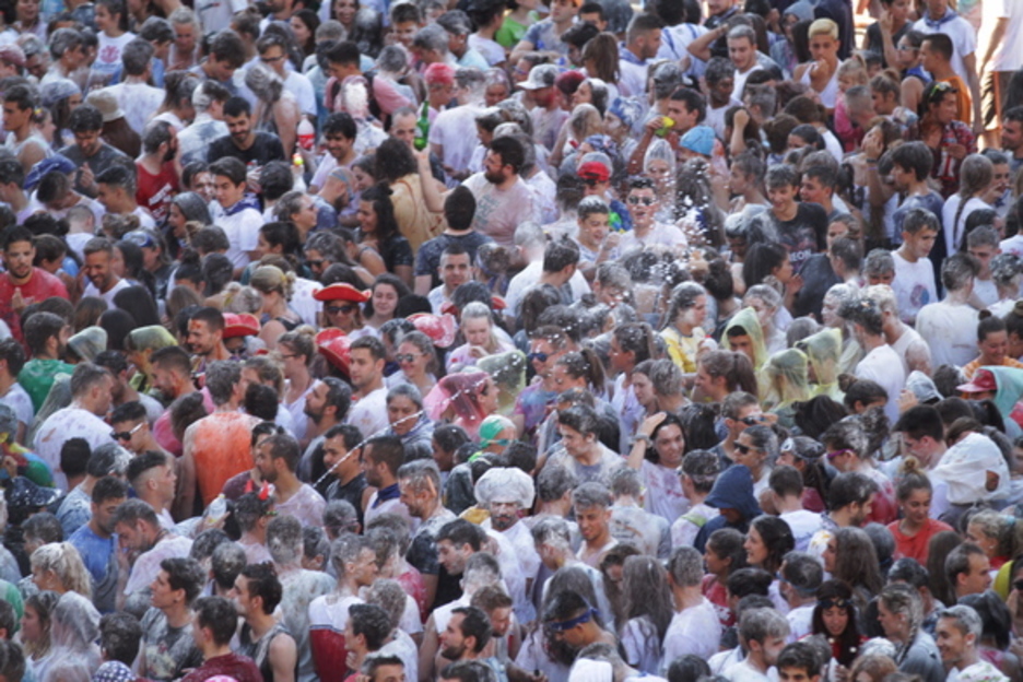 Los más precavidos se sumaron al inicio festivo con chubasquero. (Endika PORTILLO/FOKU) Los más precavidos se sumaron al inicio festivo con chubasquero. (Endika PORTILLO/FOKU)