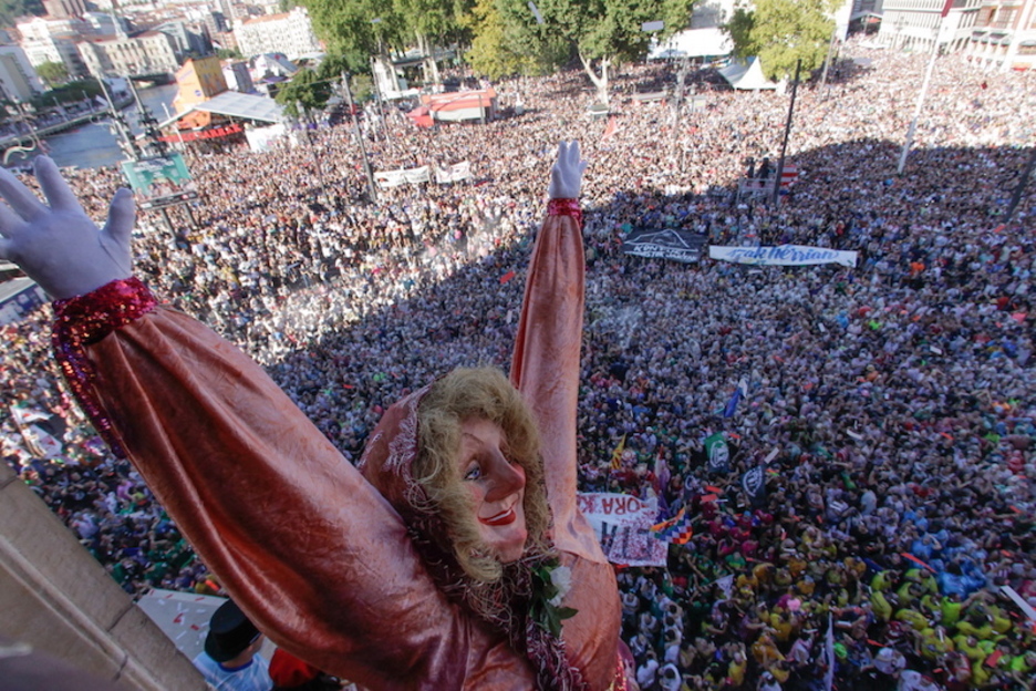 Marijaia saluda desde el balcón del Consistorio. (Aritz LOIOLA/FOKU) Marijaia saluda desde el balcón del Consistorio. (Aritz LOIOLA/FOKU)