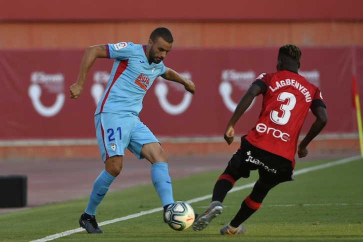 Pedro León encara a Agbenyenu. (Miquel BORRÀS/LA OTRA FOTO)