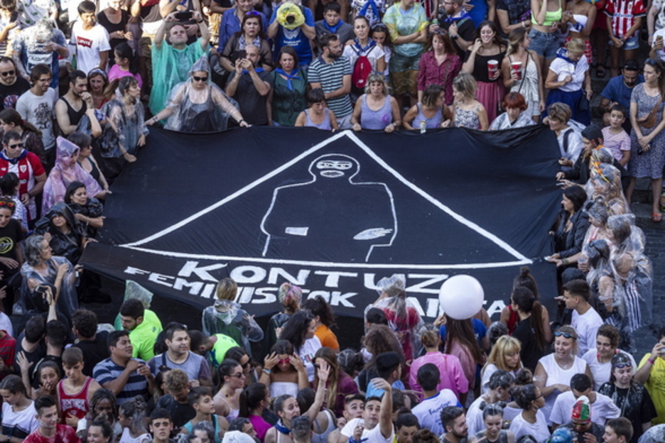 Bandera feminista entre el público que acudió a ver a Marijaia. (Aritz LOIOLA/FOKU) Bandera feminista entre el público que acudió a ver a Marijaia. (Aritz LOIOLA/FOKU)