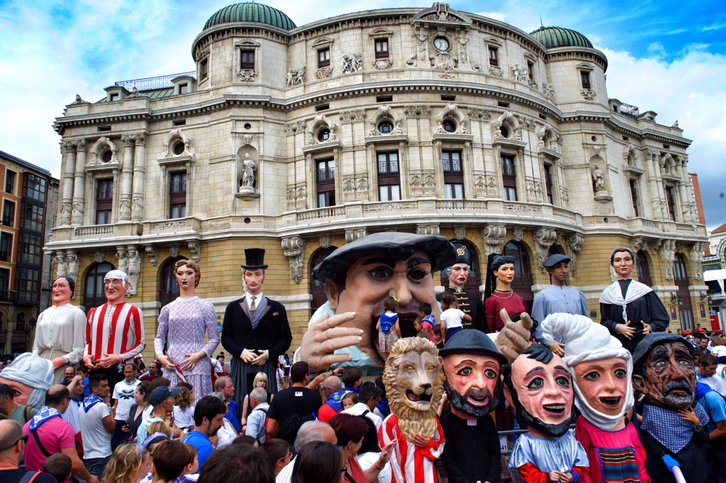 Gargantua, buruhaundi eta erraldoiekin Arriaga antzokiaren plazan. (FOKU)