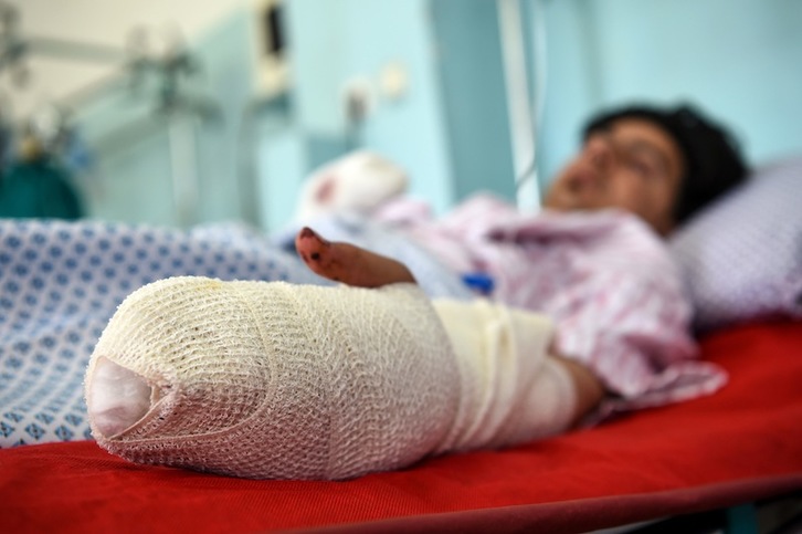 Uno de los heridos graves por el atentado, en el hospital. (Wakil KOSHAR | AFP)