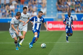 Rioja, que ha debutado en Primera, trata de escapar de Miramón.(@ALAVES))