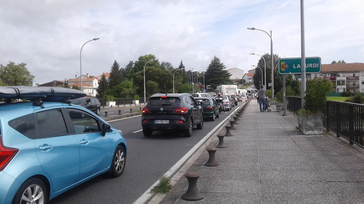 Colas de vehículos en el puente de Santiago, entre Irun y Hendaia.