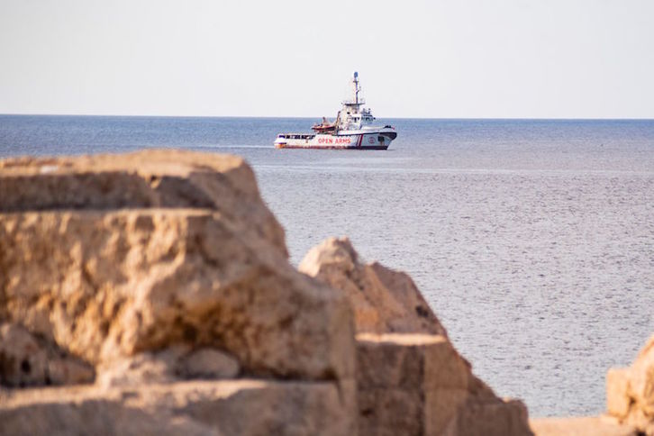 El barco de Open Arms frente a la isla italiana de Lampedusa. (Alessandro SERRANO/AFP)