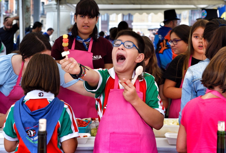 Un niño muestra la brocheta de frutas que ha elaborado. (Marisol RAMIREZ | FOKU)
