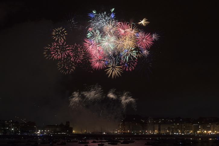 Fuegos artificiales en Donostia. (Juan Carlos RUIZ / FOKU)