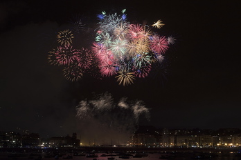 Fuegos artificiales en Donostia. (Juan Carlos RUIZ / FOKU)