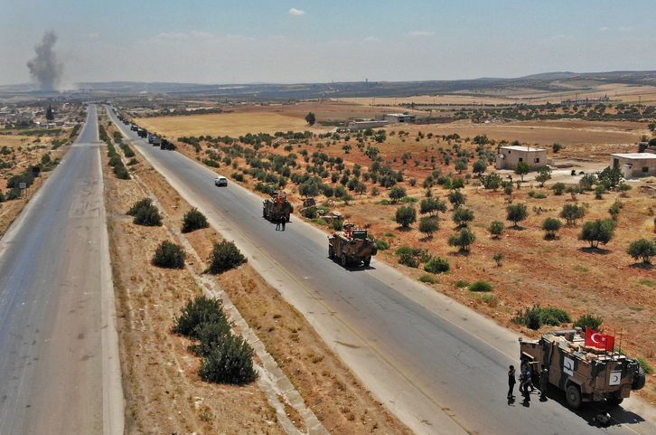 El convoy turco, a su paso hoy por la localidad de Maar Hitat, en el norte de Idleb. (Omar HAJ KADOUR / AFP)