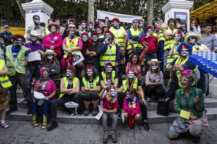 Konpartsek Udaltzaingoaren «gehiegizko» presentzia salatu nahi izan dute ekimenarekin. (Aritz LOIOLA / FOKU)