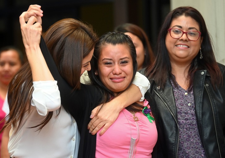 Evelyn Hernández, en el centro, emocionada tras conocer el fallo judicial. (Oscar RIVERA | AFP)