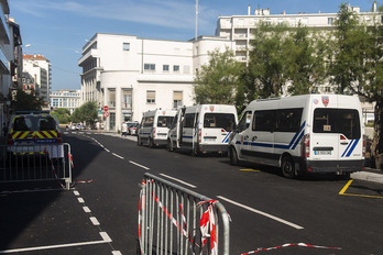 Vehículos policiales y barreras en una calle de Biarritz. Guillaume FAUVEAU