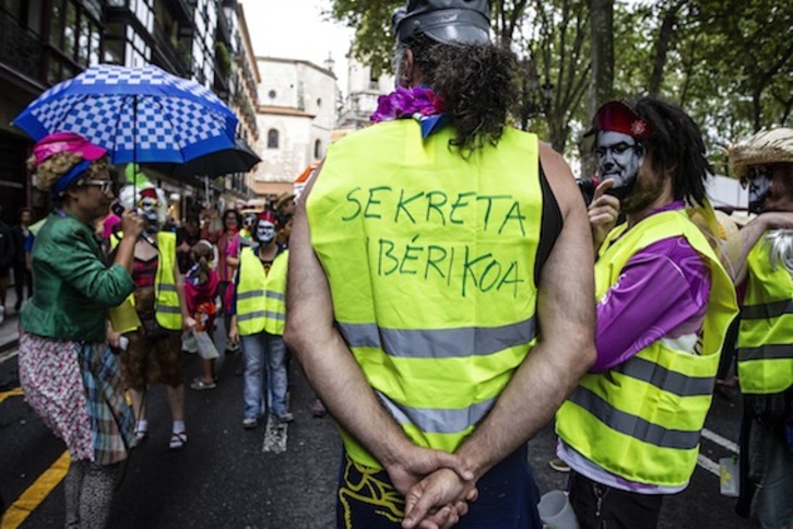 Parodia de Bilboko Konpartsak ante la «segurocracia» de Aburto.(Aritz LOIOLA/FOKU)