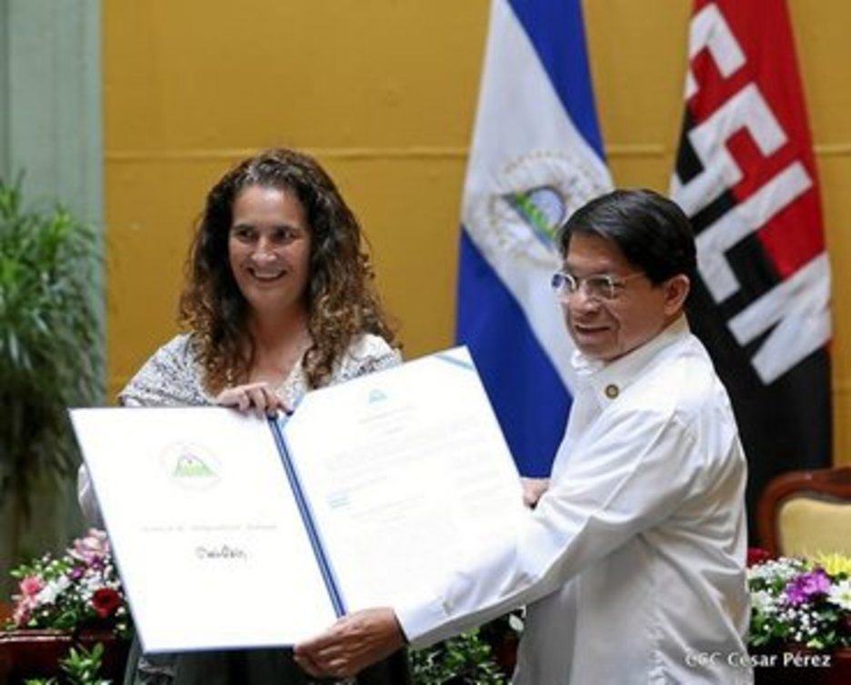 La sobrina-nieta de Ramon Belaustegigoitia, Gentzane al lado del ministro nicaraguense Denis Moncada