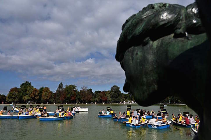 Los manifestantes piden «¡Puerto seguro ahora!» en el Parque del Retiro de Madrid (Gabriel BOUYS / AFP)