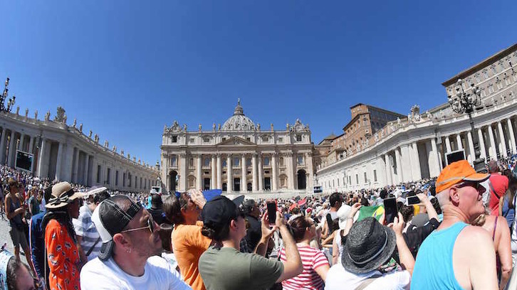 Turistas esperan la habitual audiencia del Papa en el Vaticano. (Alberto PIZZOLI/AFP)