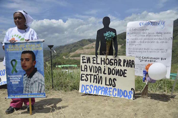 Acto de homenaje en la zona conocida como La Escombrera en la Comuna 13 de Medellín, donde buscan restos de desaparecidos. (Raul ARBOLEDA/AFP)