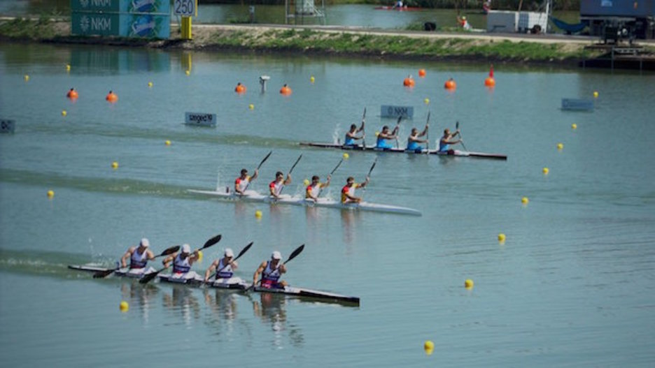 Hungariako Szeged hirian ari dira lehiatzen euskal kirolariak Esrpint Piraguismoko Munduko Txapelketan (@BATbasqueteam)