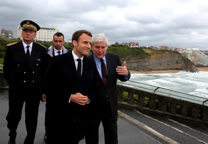 Macron, en su visita a Biarritz en mayo, junto al alcalde. (Jean Daniel CHOPIN | AFP)