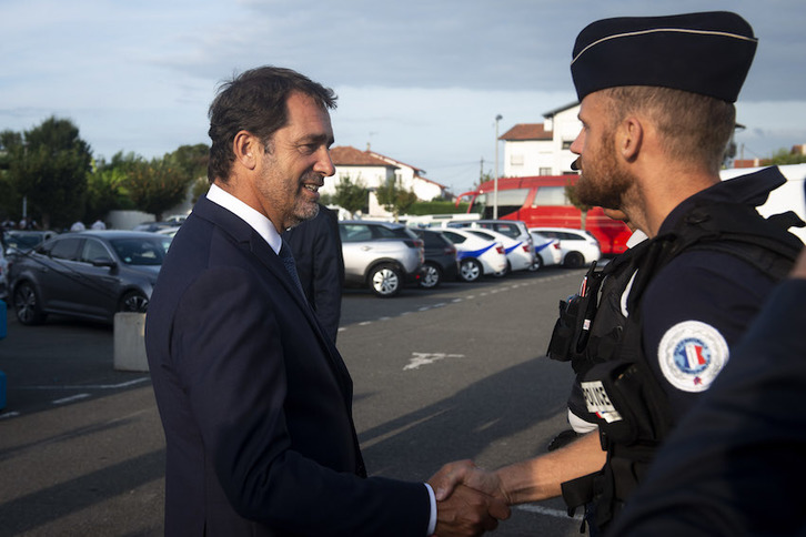 El ministro de Interior Castaner, saluda a un policía, en Biarritz.  Guillaume FAUVEAU