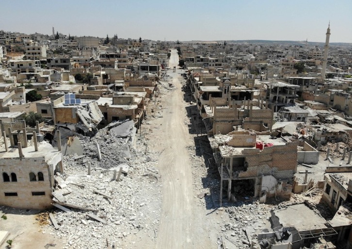 Imagen aérea de los edificios destrozados de Jan Sheijun. (Omar HAJ KADOUR / AFP)
