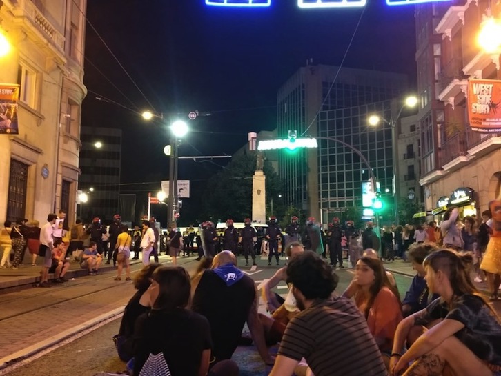 Ertzainas acudieron en refuerzo de la Policía Municipal tras la respuesta ciudadana. (Hamaika Telebista)