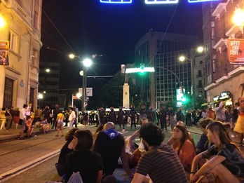 Ertzainas acudieron en refuerzo de la Policía Municipal tras la respuesta ciudadana. (Hamaika Telebista)