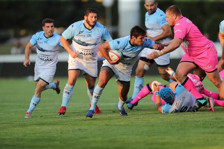 Un lance del primer amistoso de la pretemporada del Aviron, frente al Stade Français. (www.abrugby.fr)