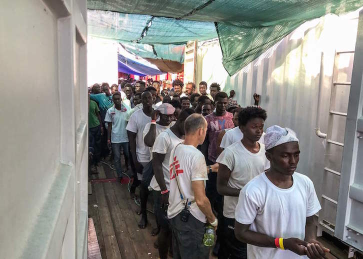 Migrantes a bordo del Ocean Viking el pasado martes. (Ane CHAON/AFP)