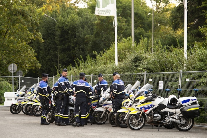 Policías en los aledaños del estadio Aguilera de Biarritz. Guillaume FAUVEAU