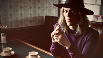 Johnny Flynn encarna a David Bowie en 'Stardust'. (PAUL VAN CARTER-SALON PICTURES)