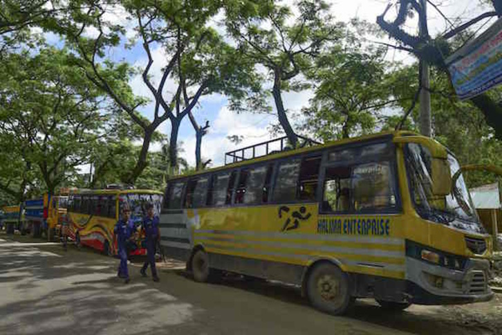 Los autobuses dispuestos en el Campo-26, en Bangladesh, para comenzar la repatriación de los rohingyas se quedaron vacios ante la negativa de estos a regresar a Birmania. (Munir UZ ZAMAN/AFP)