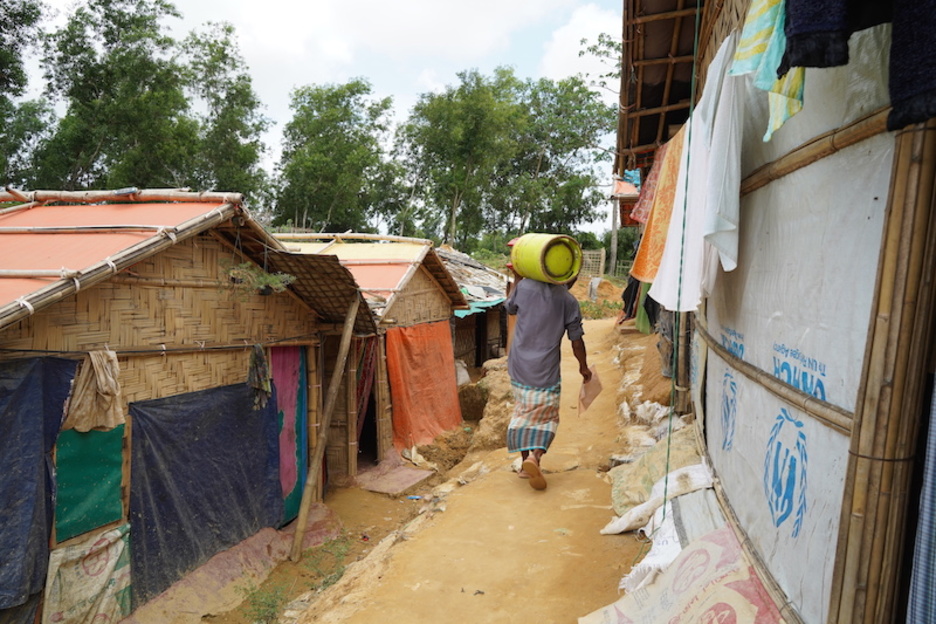 Uno de los refugiados traslada un bidón de gas en el campo de refugiados de Kutupalong. (Dalila MAHDAWI/AFP)